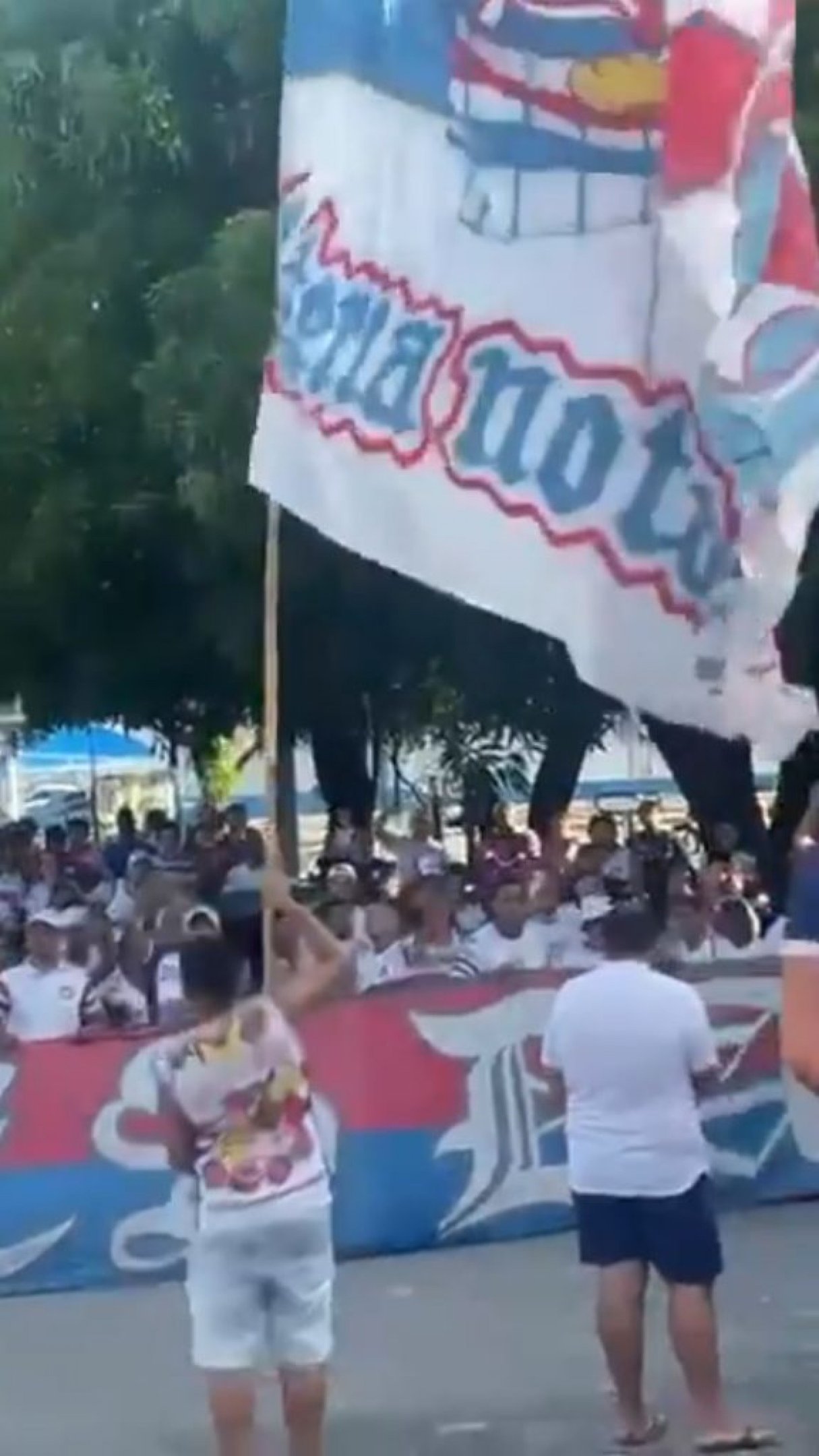Torcida protestava em frente à sede do clube cearense, que liberou os portões do Centro de Excelência Alcides Santos para uma conversa.
