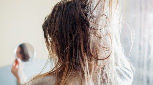 Mulher com cabelo embaraçado e descuidado.