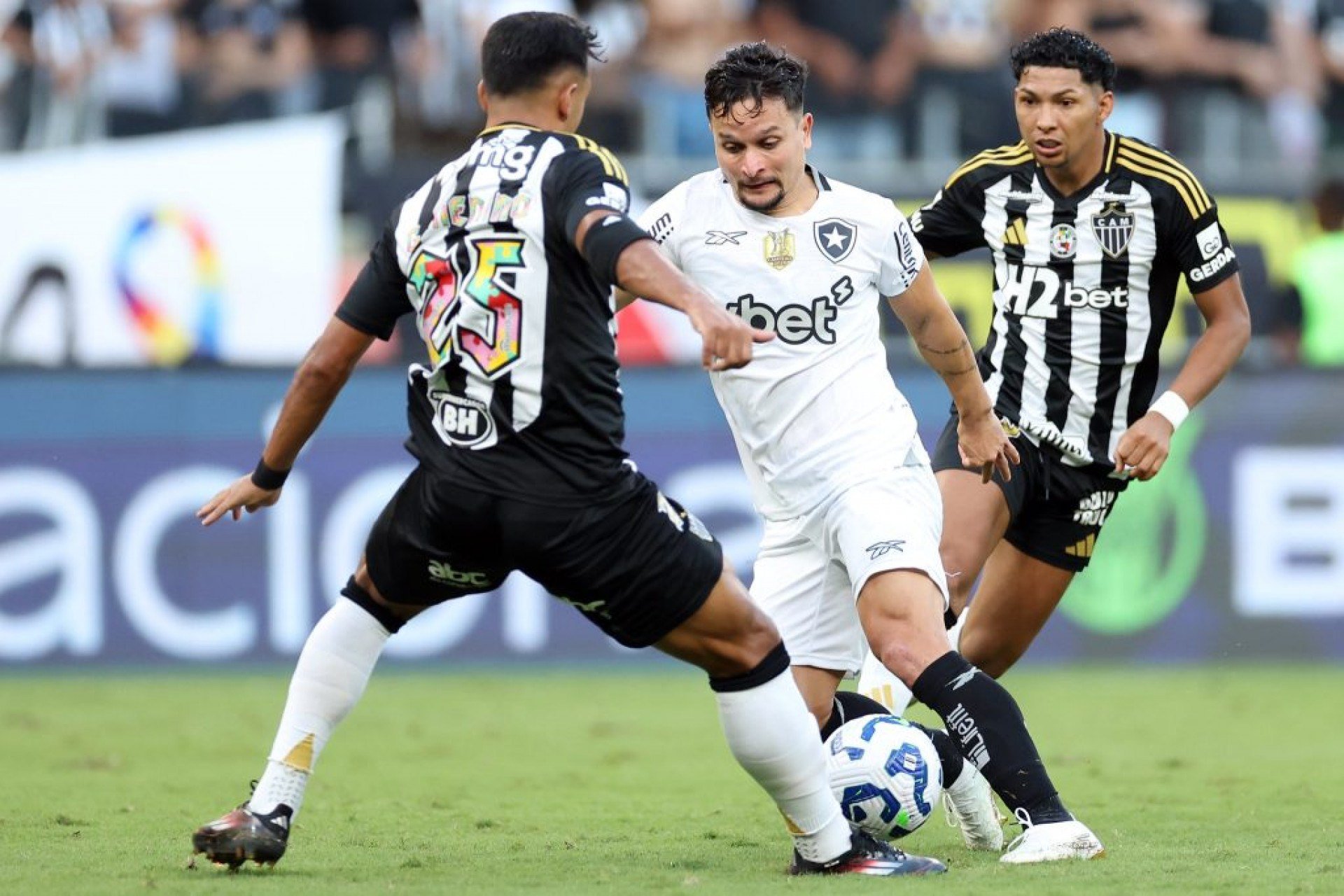 O confronto foi equilibrado em diversos momentos, mas acabou decidido em dois lances pontuais: um escanteio mal defendido e uma expulsão que deixou o time com um a menos por boa parte da segunda etapa