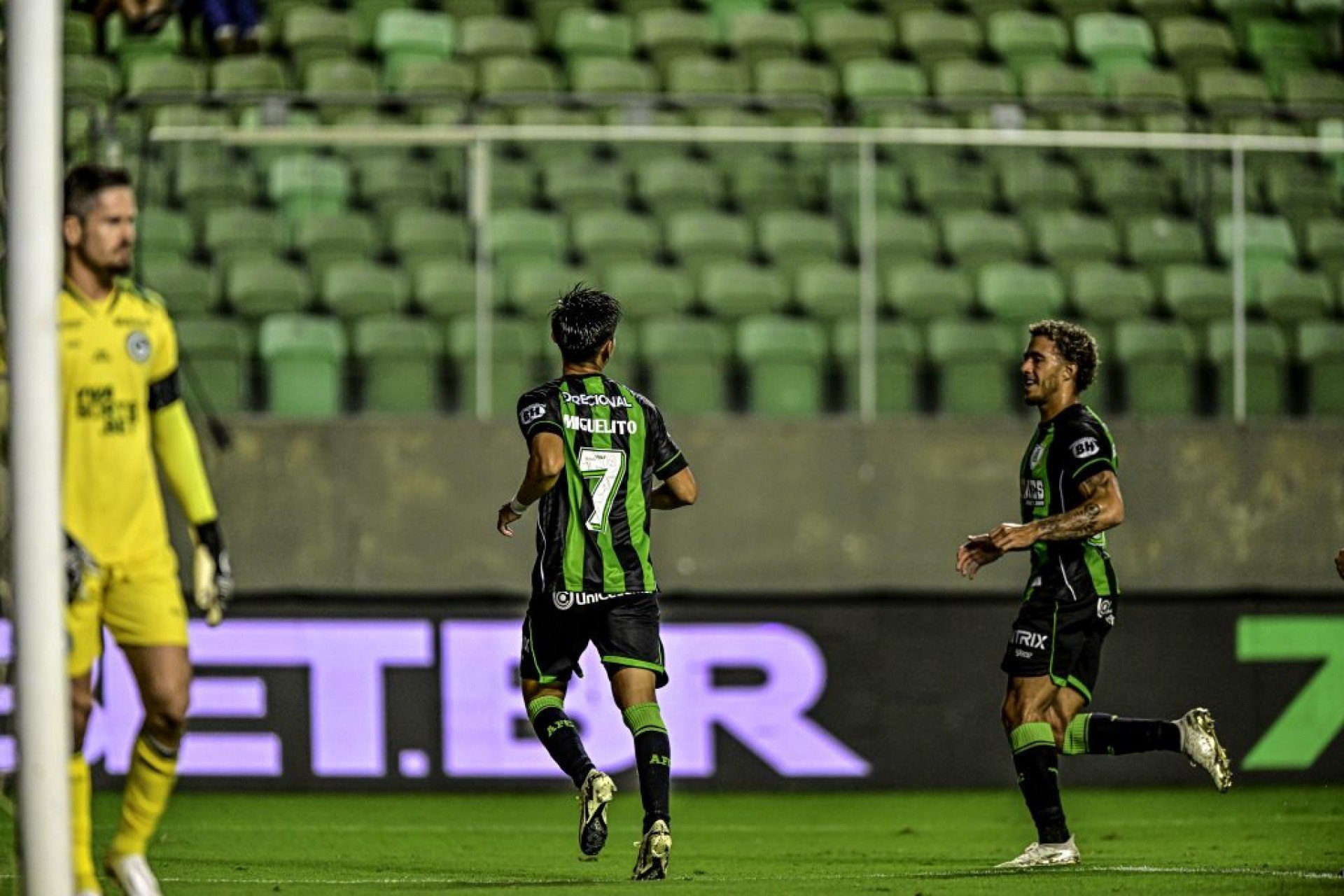 América vence Goiás e assegura vice colocação na Série B
