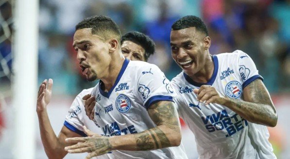 Gilberto celebra gol pelo Bahia na temporada