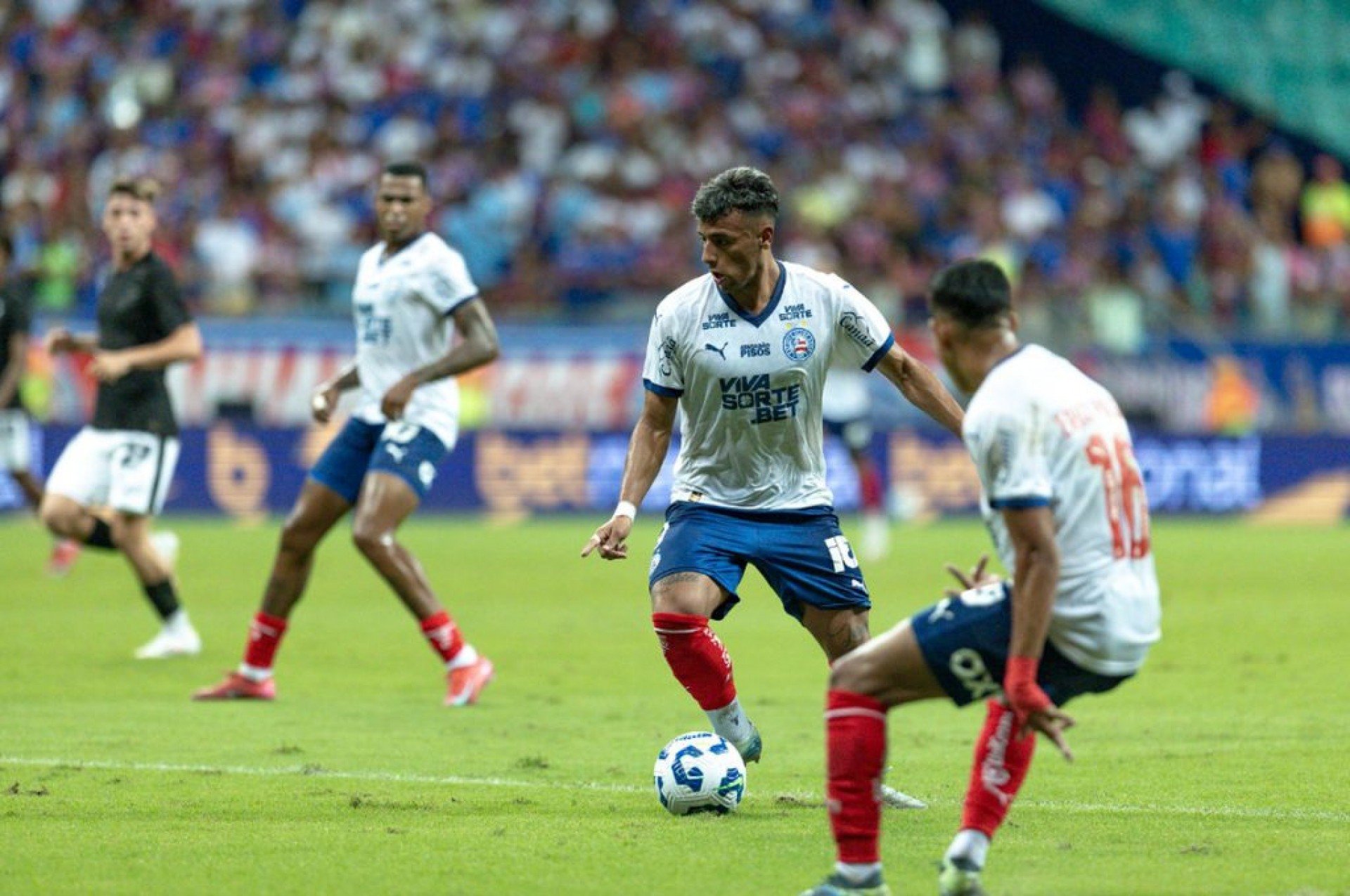O Bahia volta a campo nesta segunda-feira(21), às 20h (hora de Brasília), na Casa de Apostas Arena Fonte Nova, para encarar o Ceará pela quinta rodada do Campeonato Brasileiro. Ainda sem vencer na competição e ocupando a zona de rebaixamento(19º) com apenas três pontos somados em quatro jogos, o Tricolor de Aço entra pressionado e [&amp;#8230;]