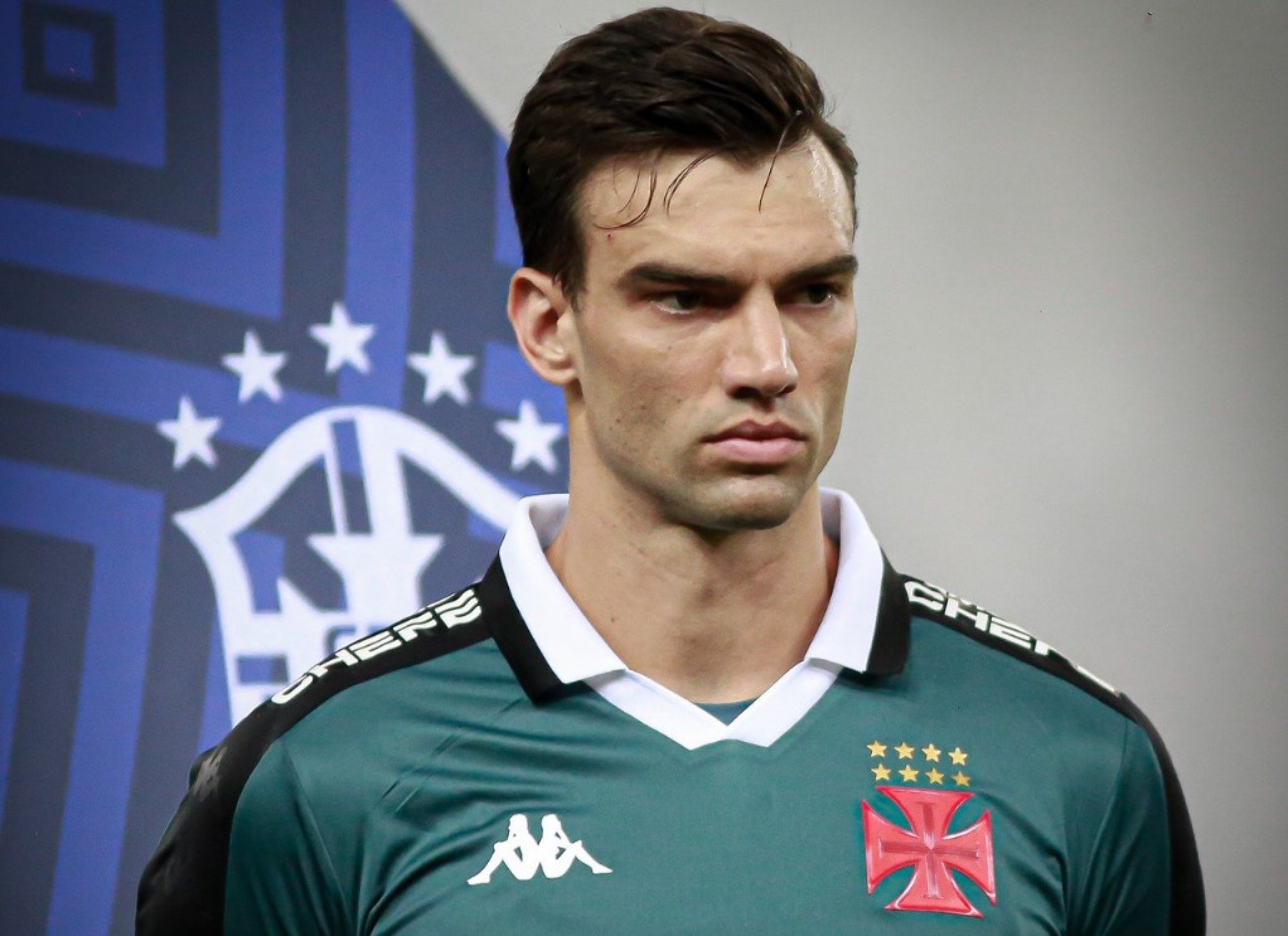 Após atuação decisiva no empate contra o Flamengo, goleiro do Vasco recupera prestígio com a torcida e vê clube otimista por acordo de renovação até 2028.