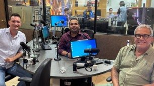 Hélio dos Anjos (D) ao lado do apresentador João Victor Amorim (E) no estúdio da Rádio Jornal