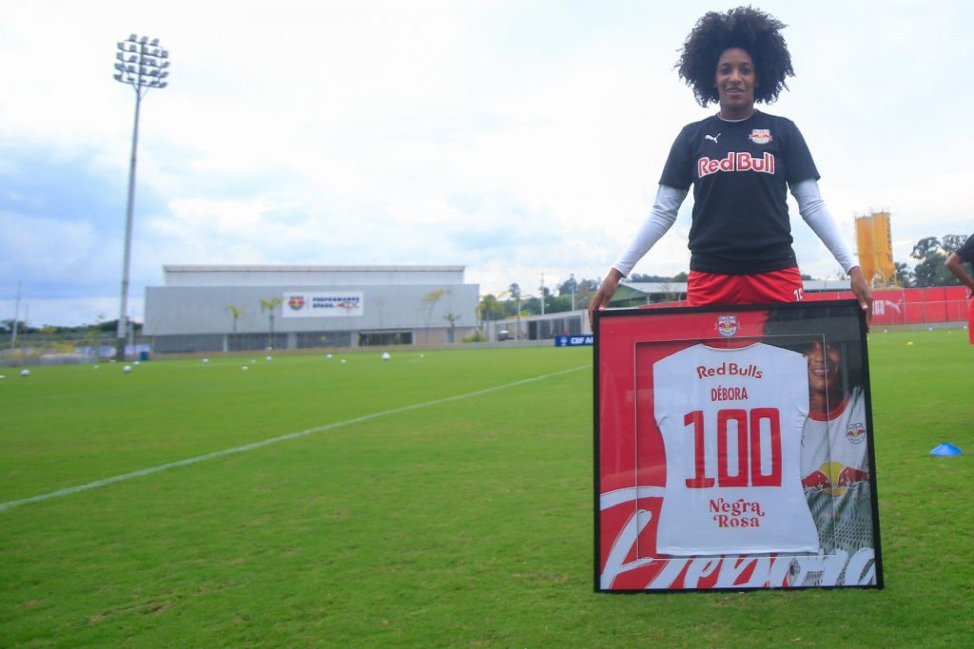 A defensora se tornou a terceira atleta das Bragantinas a atingir este feito.