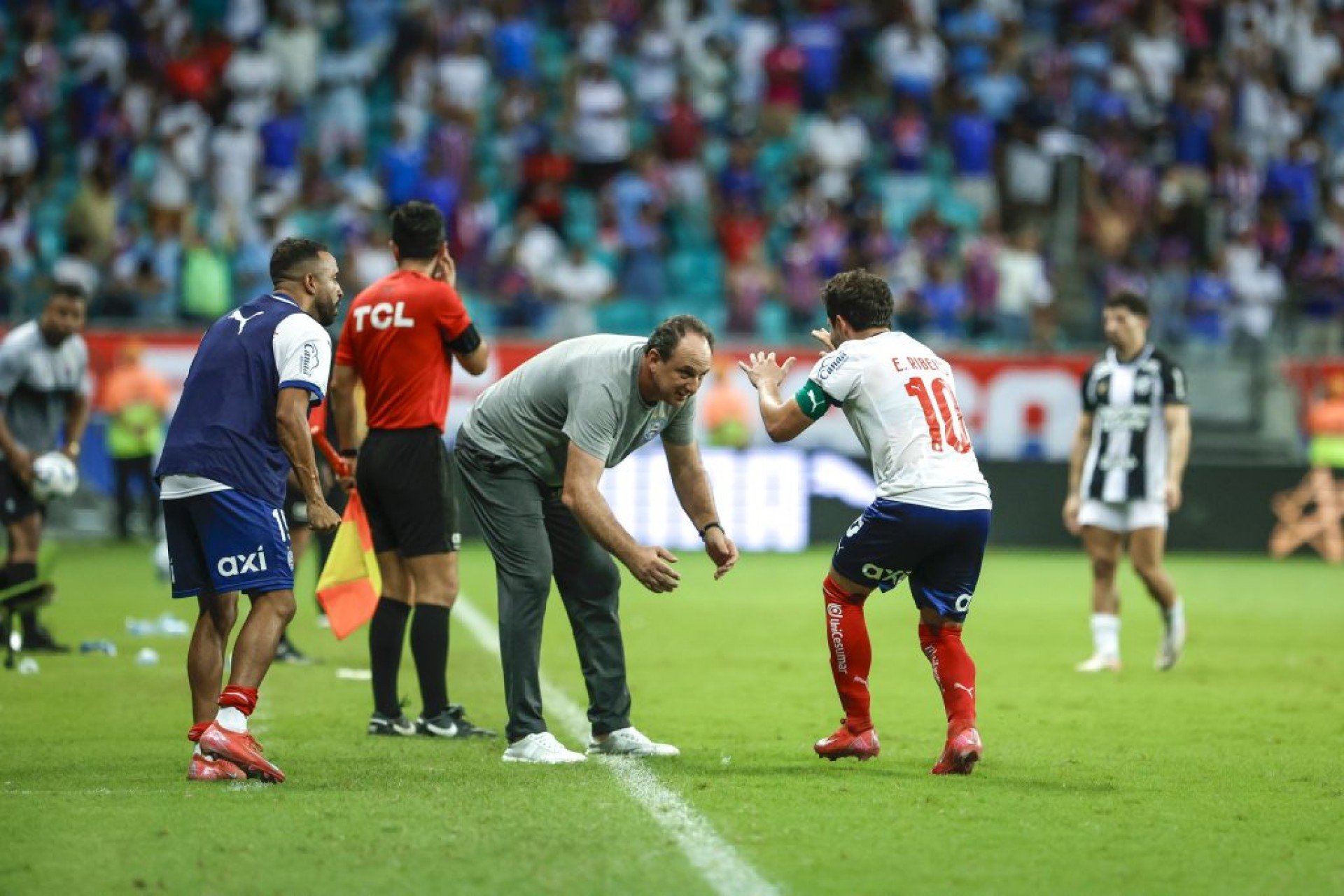 Everton Ribeiro marca de pênalti nos acréscimos, garante o primeiro triunfo do Bahia no Brasileirão e tira o time da zona de rebaixamento.