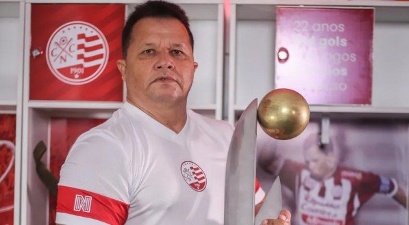 Kuki com taça da Série C do Náutico e camisa em sua homenagem