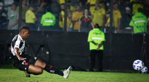 Atacante Rayan em lance do jogo do Vasco no estádio São Januário