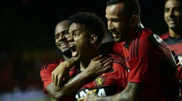 Imagem de Rithely comemorando gol pelo Sport na época