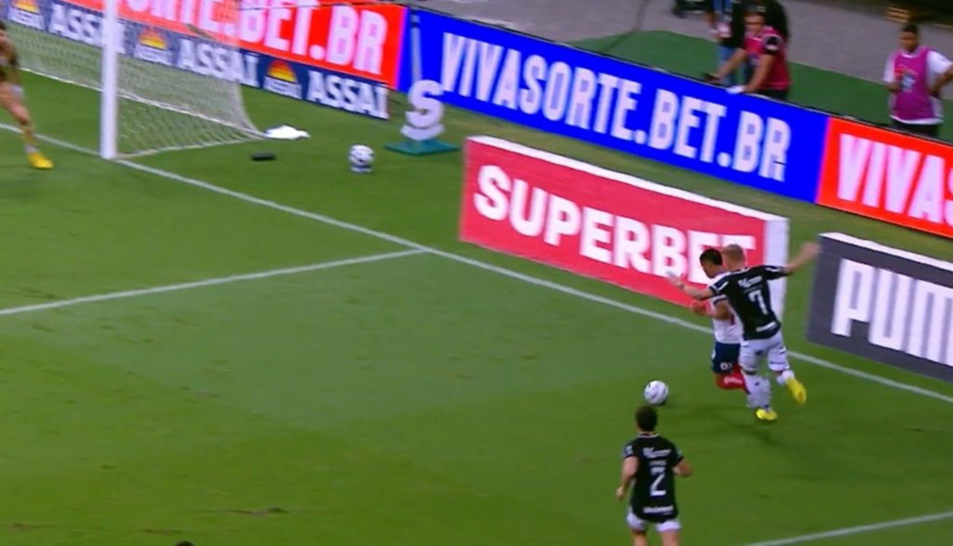 Lance ocorreu aos 53 minutos do segundo tempo da partida e decretou o triunfo Tricolor, após Everton Ribeiro converter a cobrança.