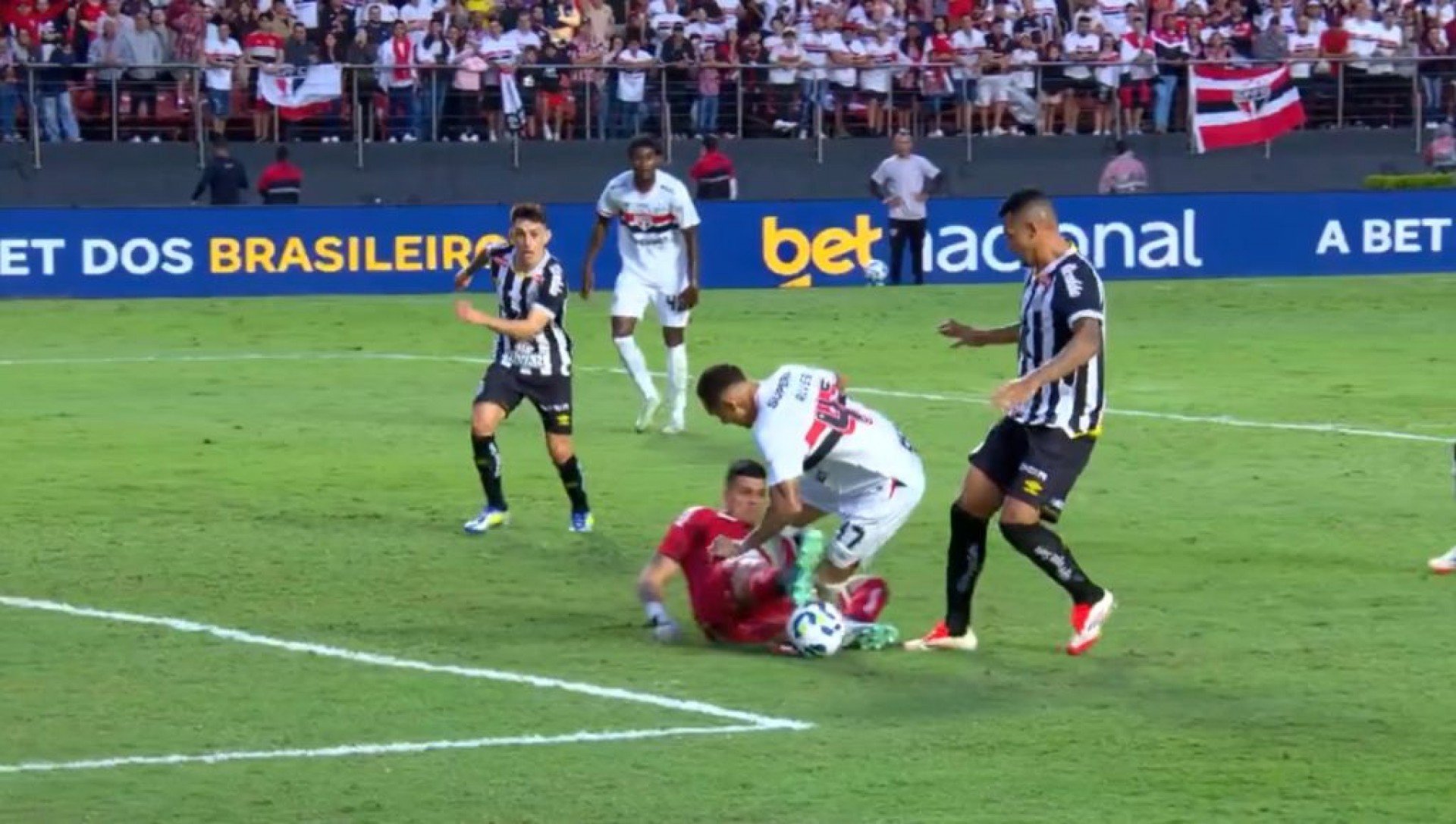 Lance ocorreu aos 17 minutos do segundo do tempo no clássico do último domingo (21), entre São Paulo e Santos, pelo Brasileirão.