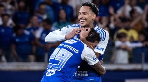 Matheus Pereira abraça Romero após gol do Cruzeiro