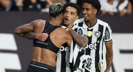 Jogadores do Botafogo abraçados após gol pela Libertadores
