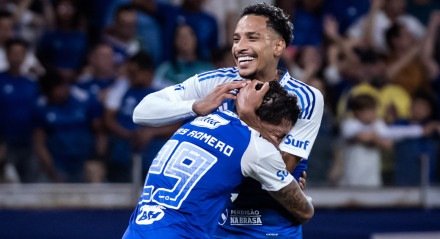 Matheus Pereira abraça Romero após gol do Cruzeiro