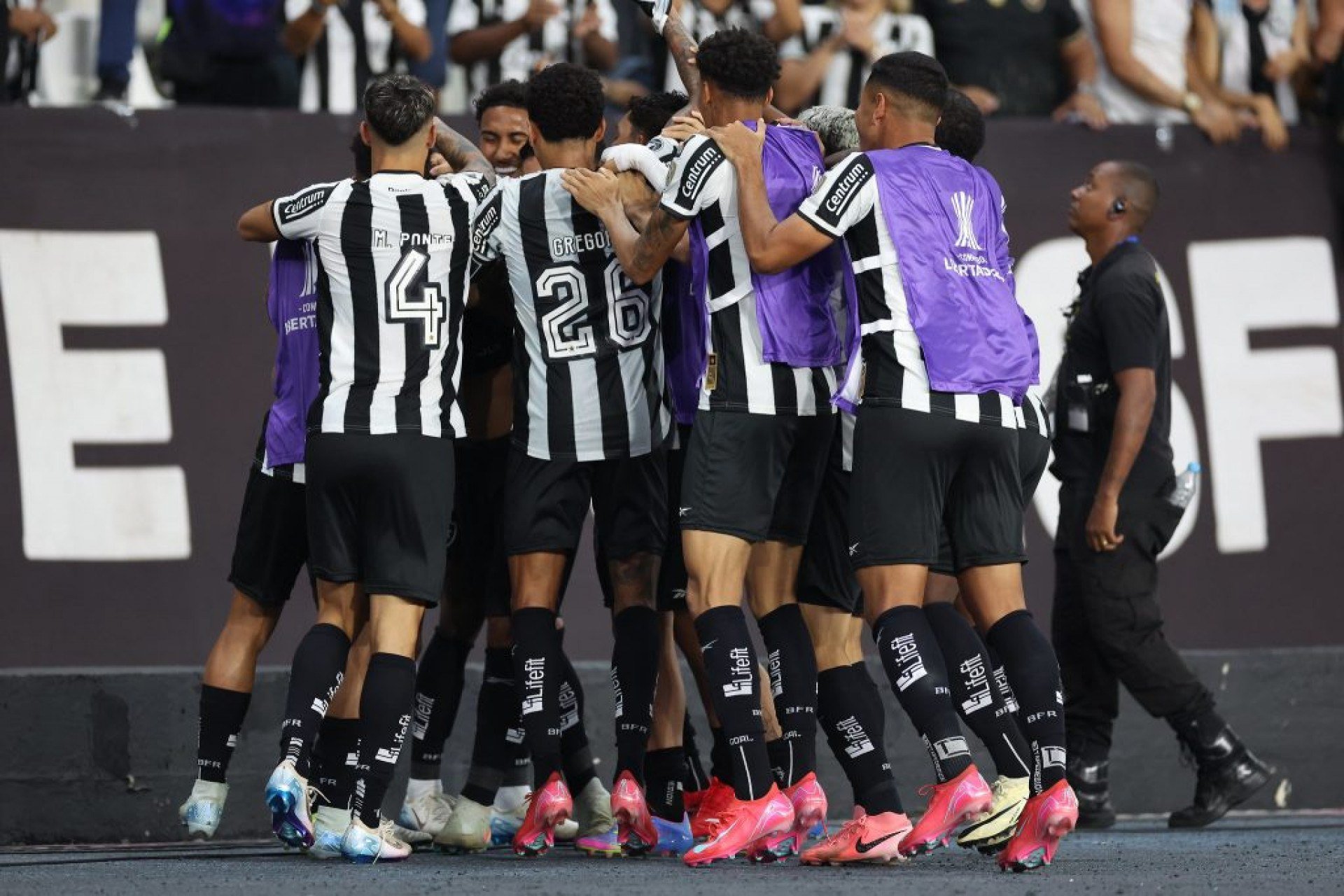 E o clima é de decisão para os dois lados. Com o grupo embolado e cada ponto valendo ouro, a vitória pode significar um passo gigante rumo às oitavas de final — e o Glorioso sabe disso
