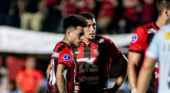 Jogadores do Vitória em cobrança de falta pela Copa Sul-Americana