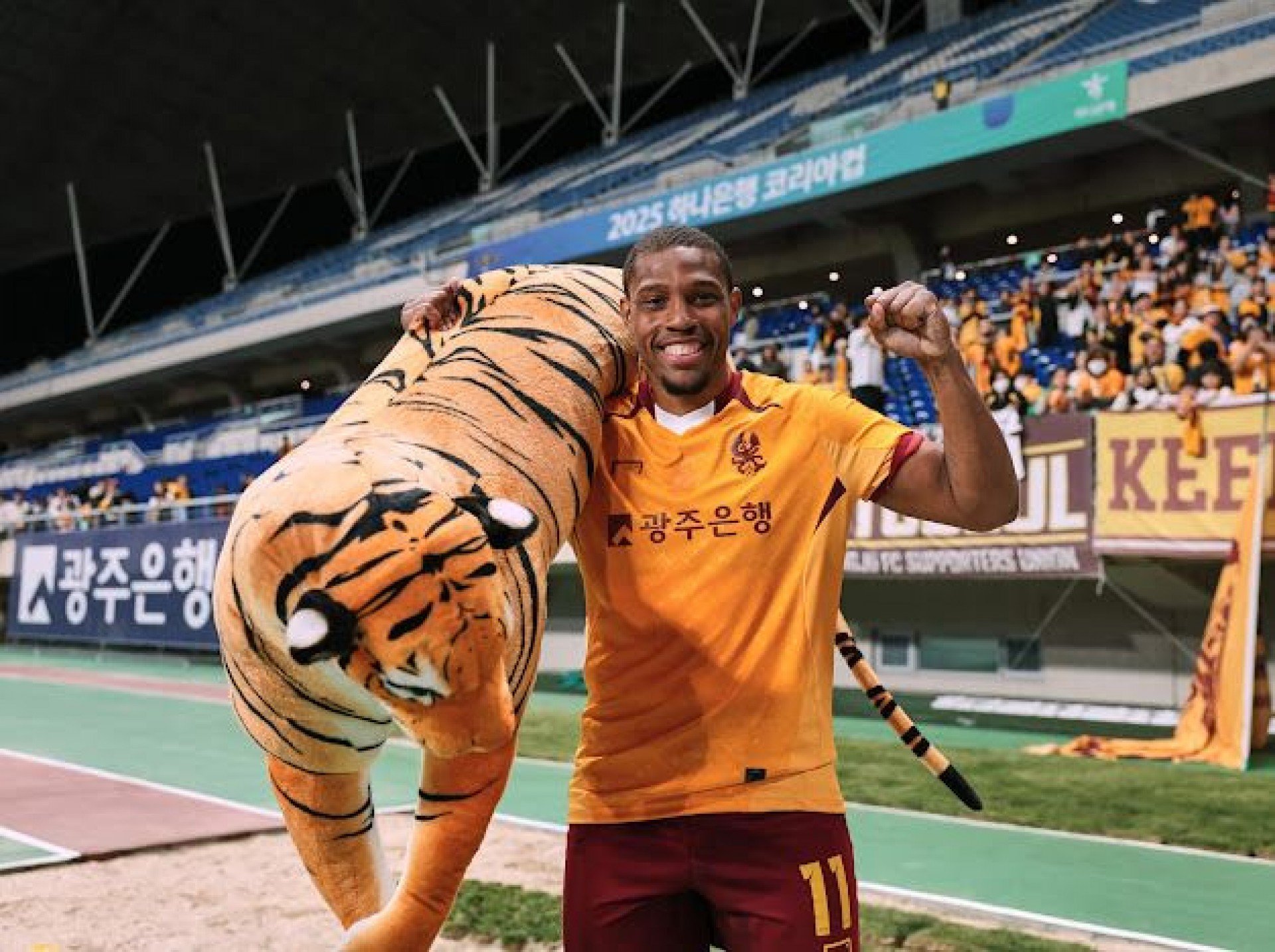 Voltando de lesão, atacante foi recebido pela torcida com tigres de pelúcia