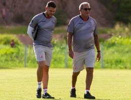 Hélio dos Anjos (D) ao lado do filho e auxiliar Guilherme dos Anjos (E)