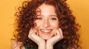 Imagem ilustra uma mulher sorridente