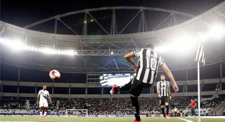 Savarino cobra escanteio em Botafogo x Fluminense no Estadio Nilton Santos