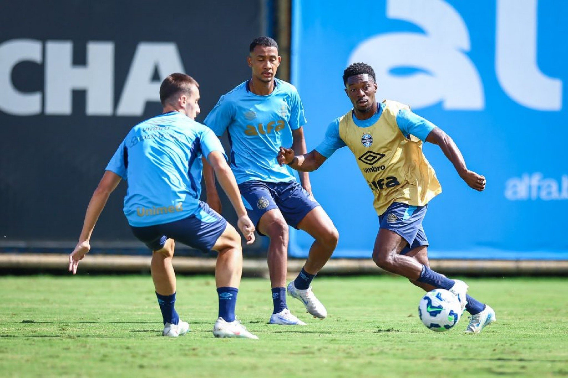 Partida válida pela terceira rodada da fase de grupos marca a estreia do novo técnico
