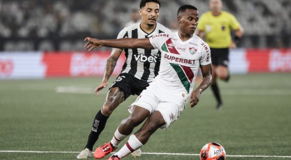 John Arias e Gregore disputam a bola em Botafogo x Fluminense