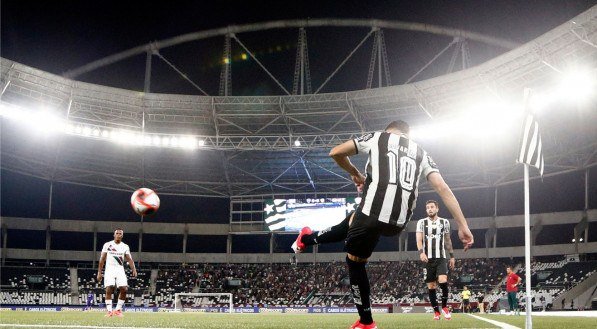 Savarino cobra escanteio em Botafogo x Fluminense no Estadio Nilton Santos