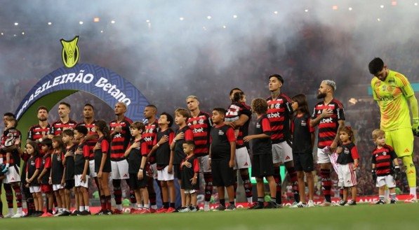 Jogadores do Flamengo perfilados antes de jogo da S&eacute;rie A
