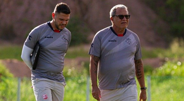Hélio dos Anjos (D) ao lado do filho e auxiliar Guilherme dos Anjos (E)