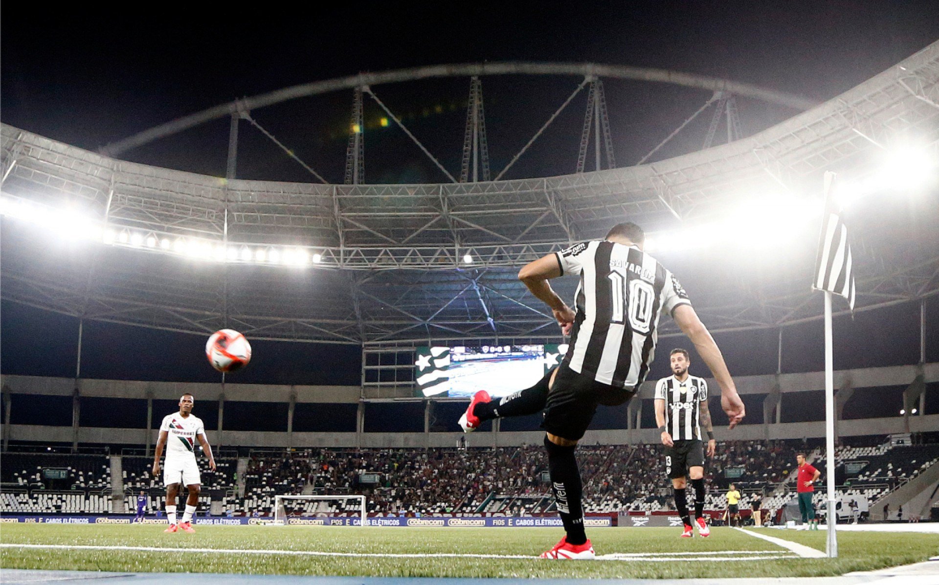 Savarino cobra escanteio em Botafogo x Fluminense no Estadio Nilton Santos Vitor Silva/Botafogo