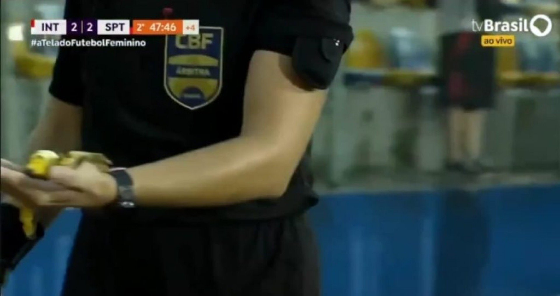Ex-atleta do Inter havia arremessado casca de banana dentro de um copo em direção ao banco de reservas do Sport. Confira a resolução.