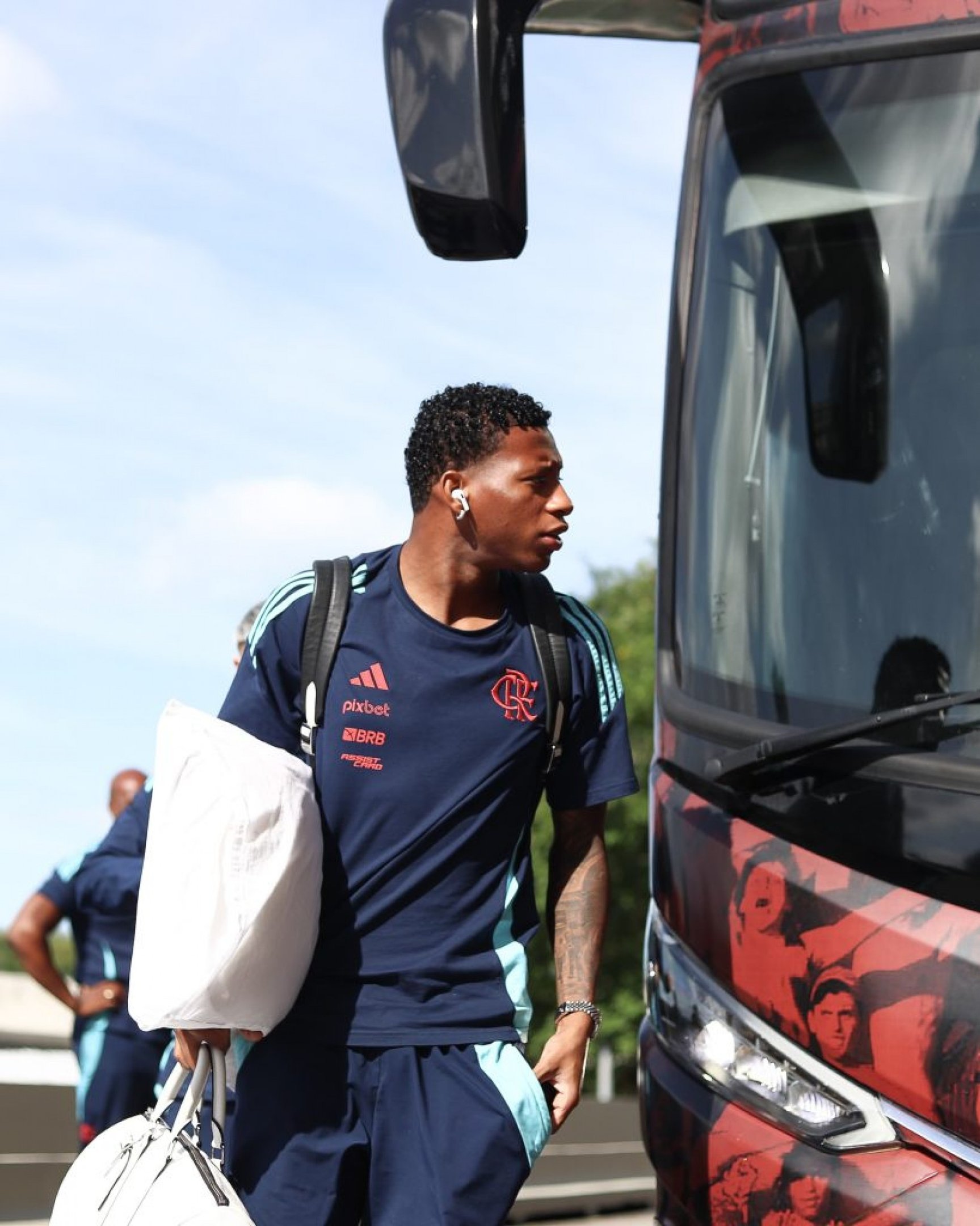 Apesar da situação, o departamento médico do Flamengo não trata o caso como uma lesão grave, mas o jogador ainda é dúvida para o confronto contra o Corinthians