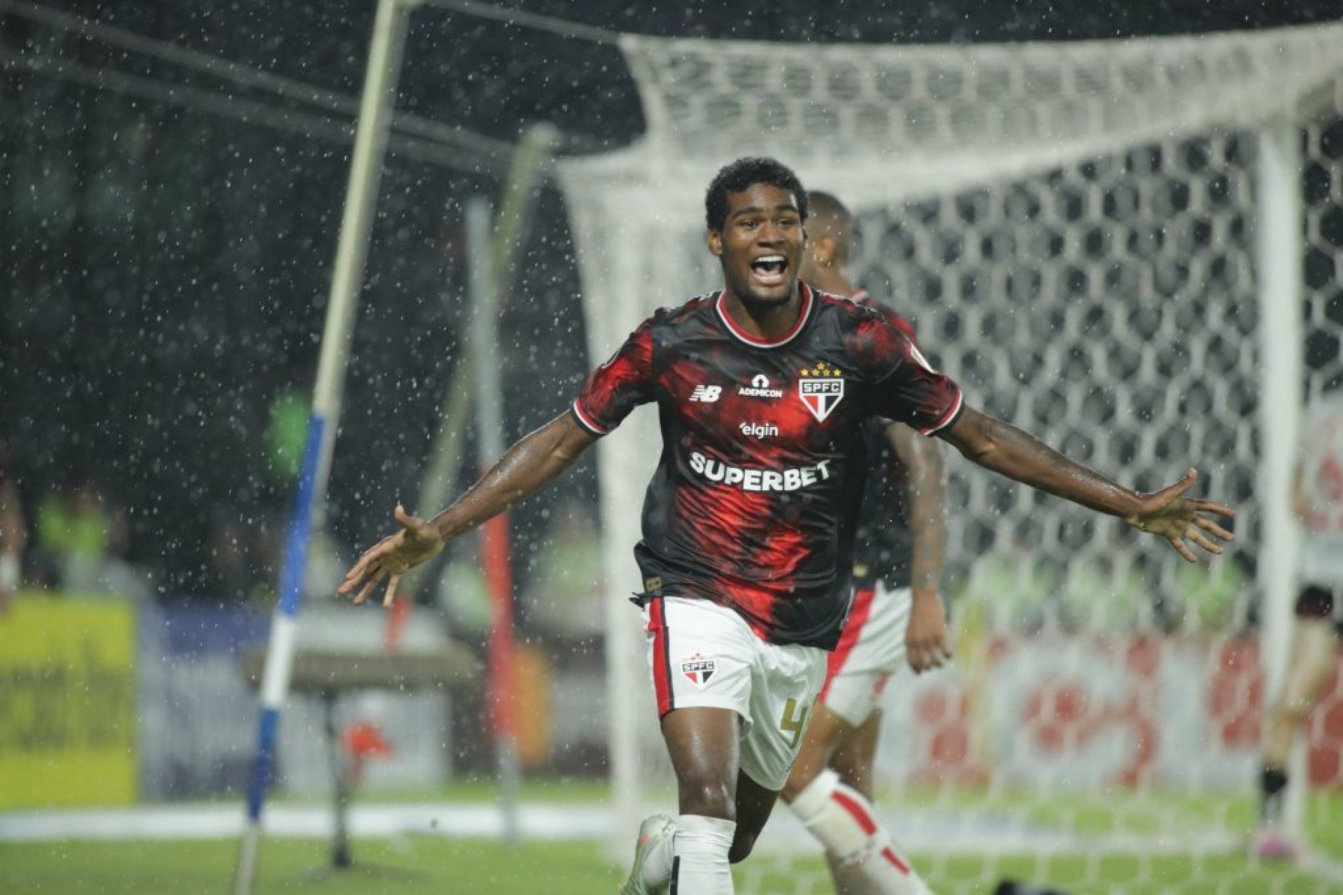 O Tricolor venceu o Libertad por 2 a 0 