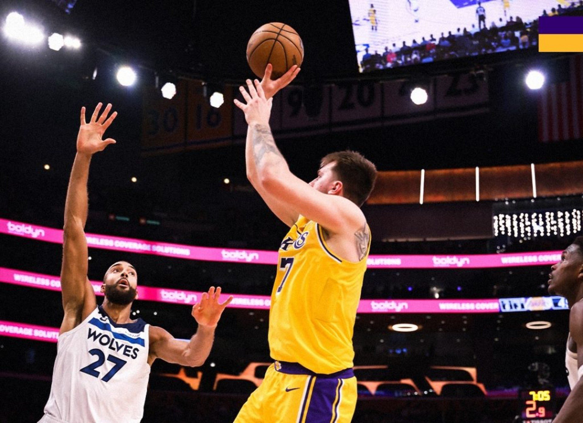 O Los Angeles Lakers fez valer o mando de quadra e venceu o Minnesota Timberwolves por 94 a 85, na noite da última terça-feira (22), empatando a série dos playoffs da NBA em 1 a 1. A partida, marcada por intensidade e momentos dramáticos, teve Luka Doncic como principal destaque, comandando a equipe californiana com [&amp;#8230;]