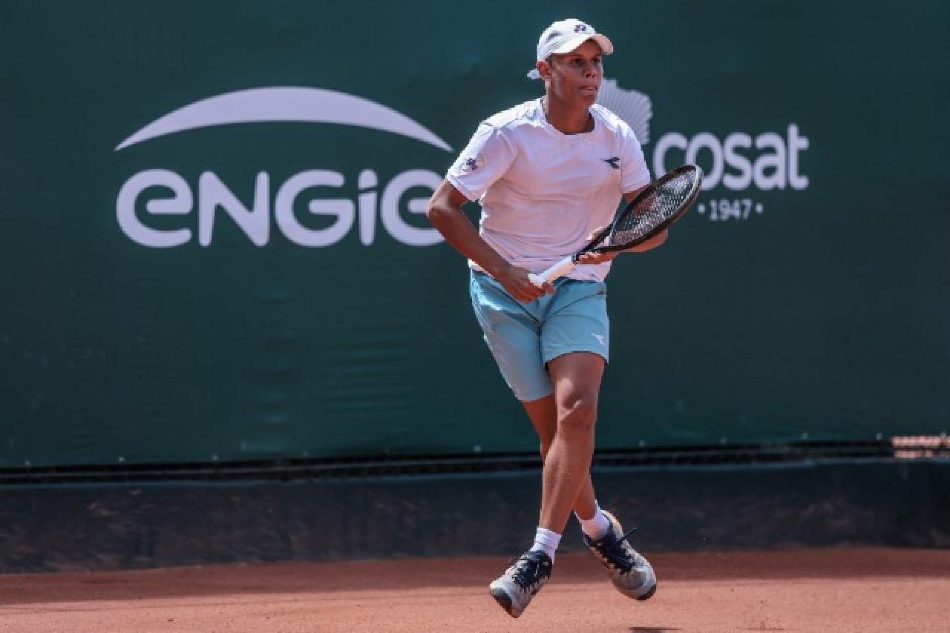 Tenista enfrenta top 100 e principal favorito por vaga na semifinal nesta quinta-feira