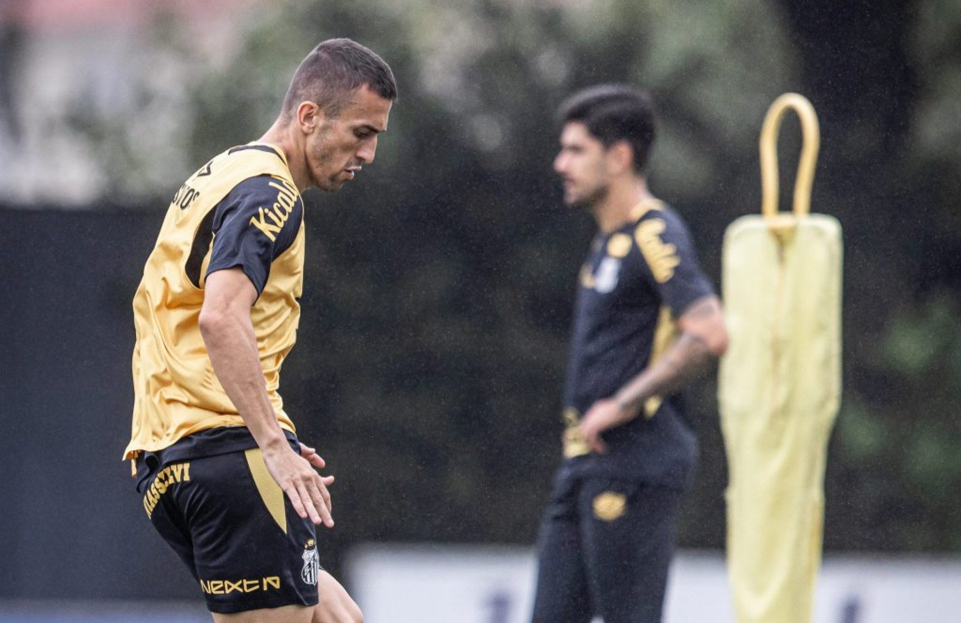 O Santos anunciou a renovação do volante João Schmidt (contrato até 2027) e do lateral Kevyson (até 2027). Schmidt, peça-chave no meio-campo, destacou seu orgulho em continuar no clube, enquanto Kevyson, jovem da base, tem sua projeção consolidada. As renovações reforçam a estratégia de manter o núcleo principal do time.