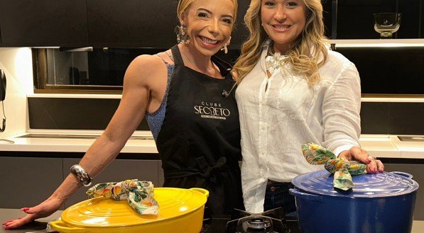 Em jantar no seu apartamento, Luciana Rebelo prepara o jantar, junto com Bia Guirão