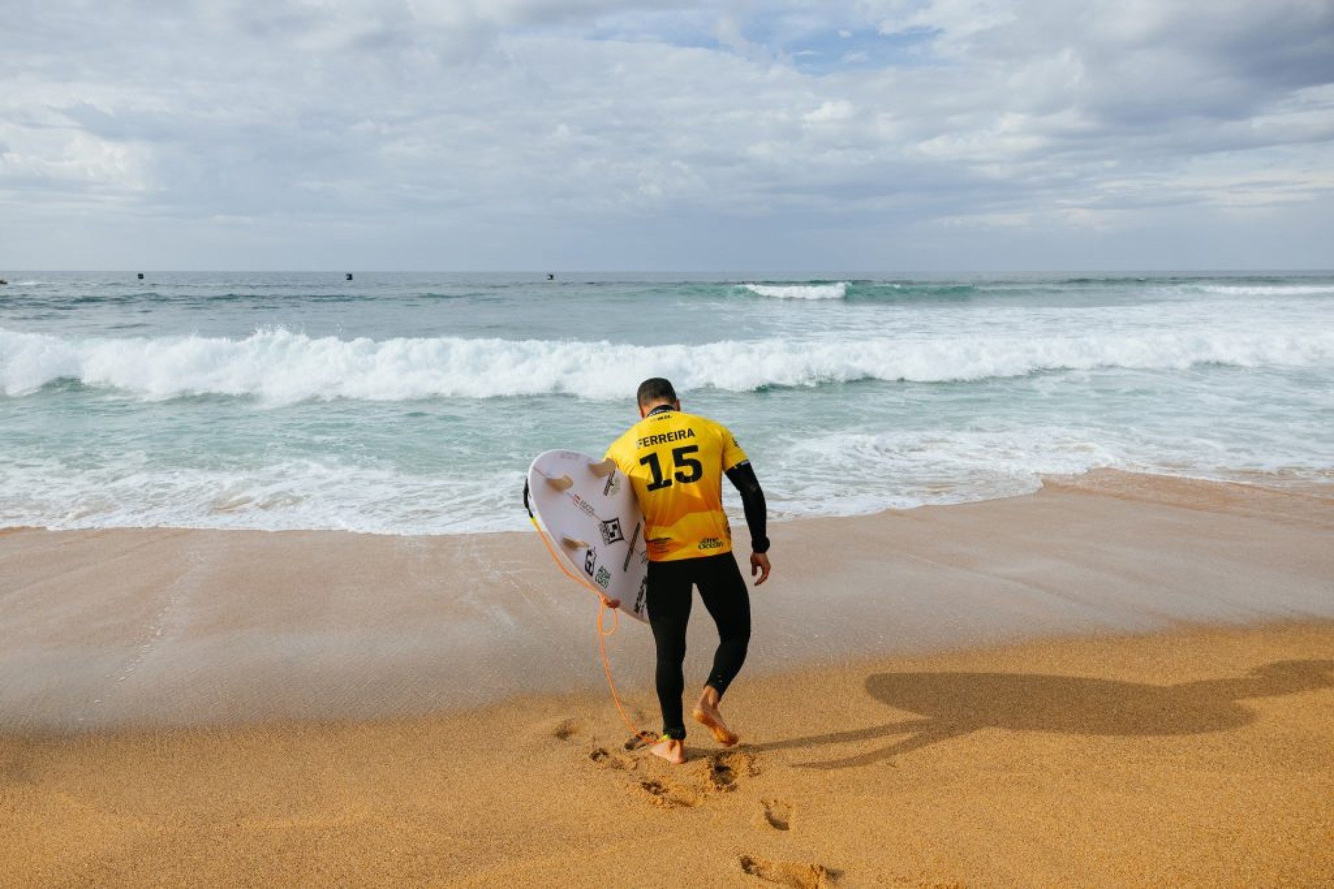 Italo Ferreira se despediu na terceira fase em Bells Beach, mas ainda pode manter a laycra amarela de líder do ranking.