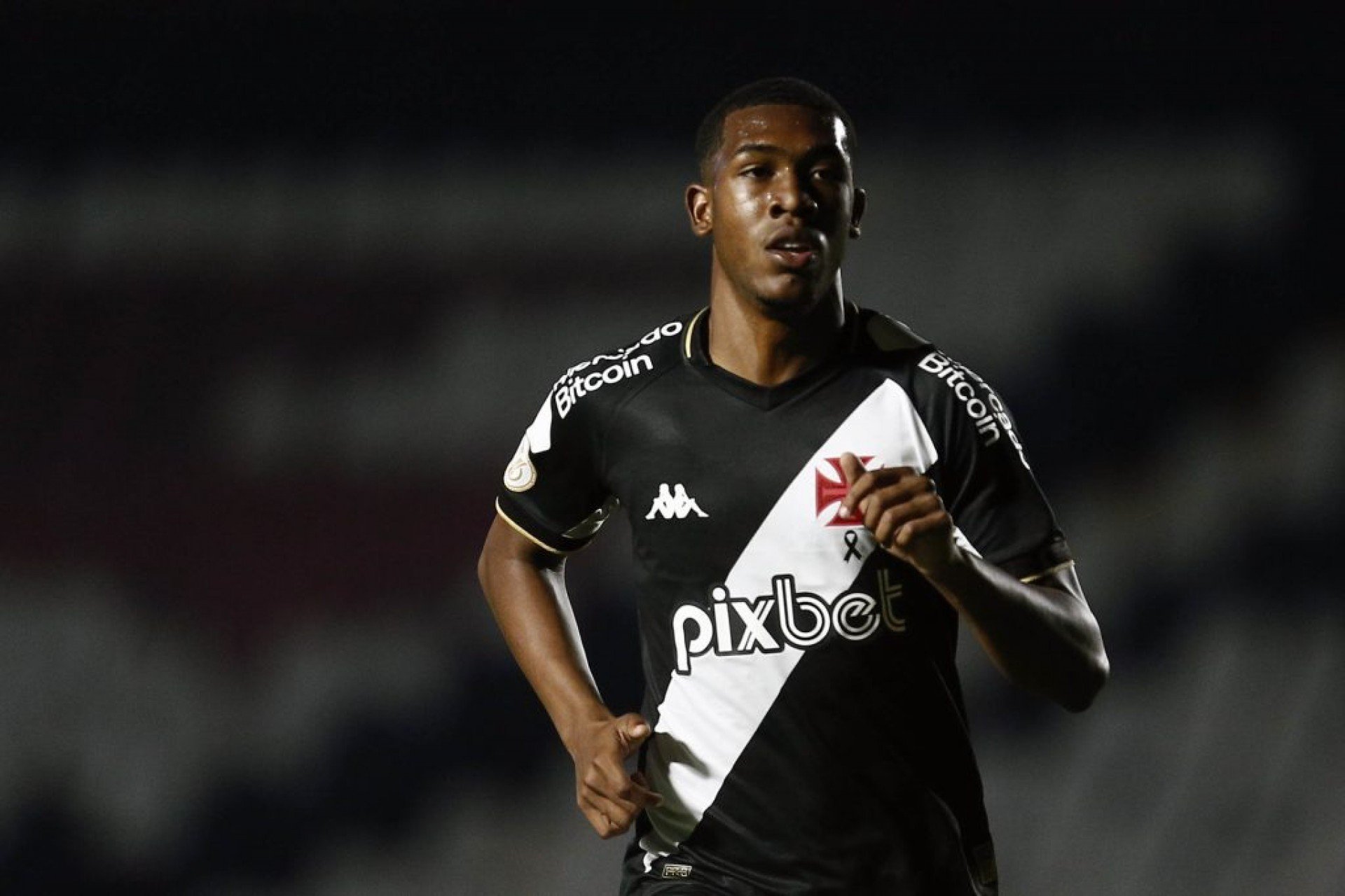 Jovem atacante de 18 anos tinha vínculo com o clube carioca até dezembro de 2025. O anúncio do novo contrato foi divulgado nas redes sociais.