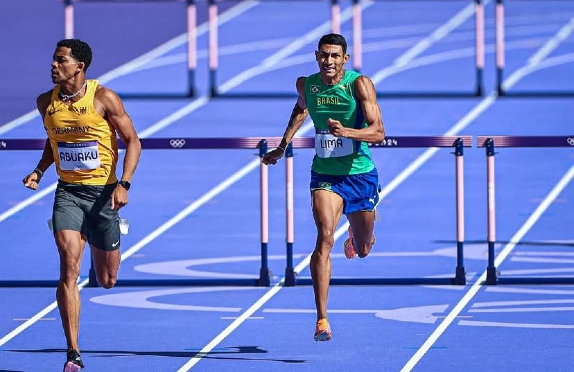O brasileiro Matheus Lima brilhou na manhã deste sábado (26) ao alcançar o melhor resultado de sua carreira na etapa de Xiamen, na China, da Diamond League 2025. Correndo os 300m com barreiras, o atleta cravou o tempo de 33s98, novo recorde sul-americano na modalidade. A performance garantiu a ele a medalha de prata e [&amp;#8230;]