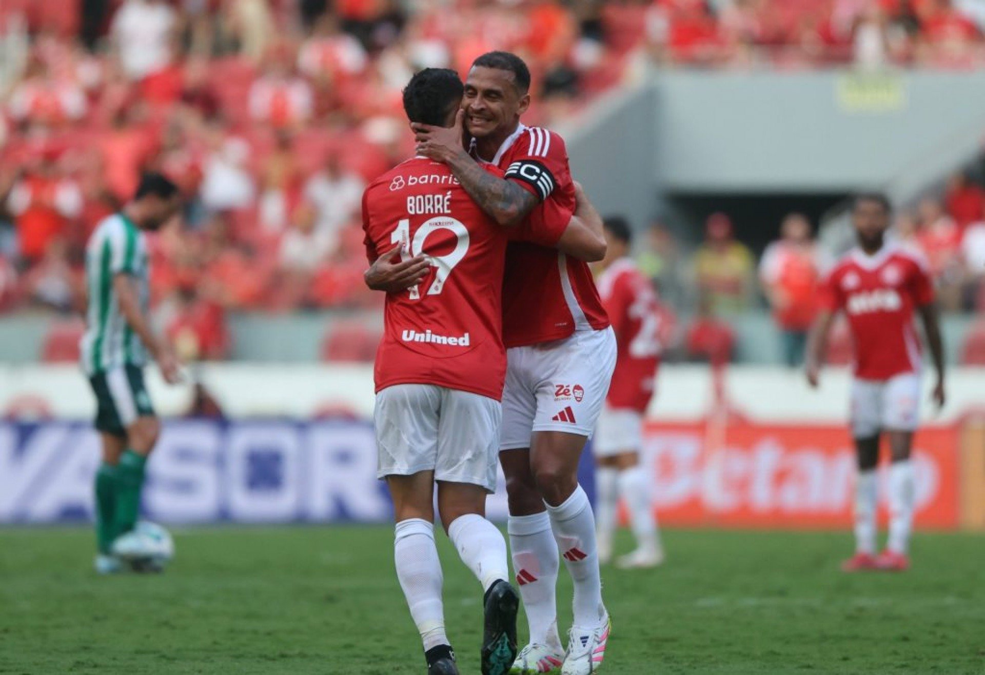 Verdão abriu o placar no Beira-Rio, neste sábado (26), mas com três gols de cobrança de escanteio, o Colorado virou a partida.