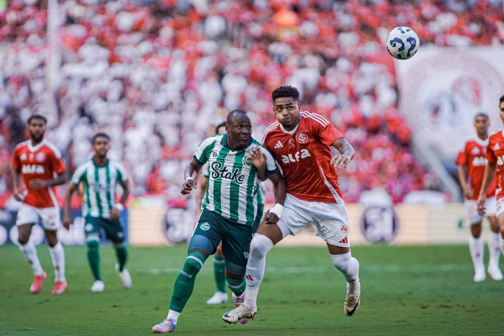 Atacante colombiano balança as redes mais uma vez no Brasileirão, mas não impede a derrota do Verdão no Beira-Rio

