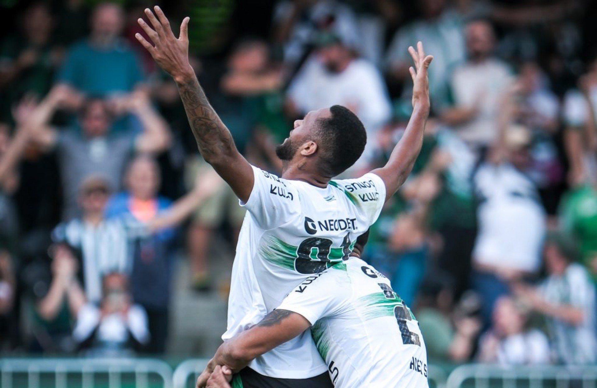 Gustavo Coutinho e Josué marcaram os gols da vitória do Coxa no Couto Pereira