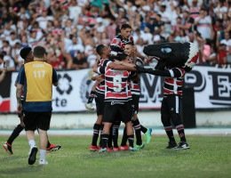 Thiago Galhardo em comemoração com os companheiros no primeiro gol marcado pelo Santa Cruz