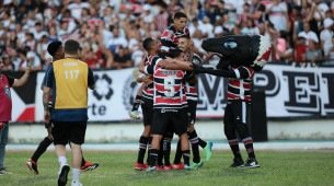 Thiago Galhardo em comemoração com os companheiros no primeiro gol marcado pelo Santa Cruz