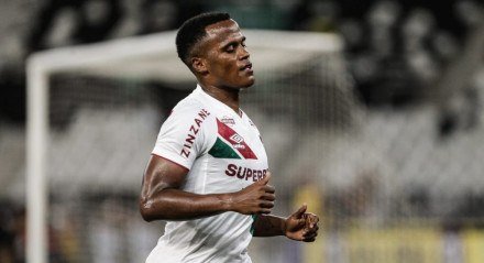  Abordado por um repórter do Sportv, o jogador demonstrou irritação com a abordagem da pergunta