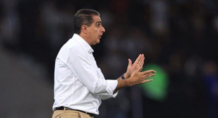 Com gols de Vitinho e Savarino, um em cada tempo, o Alvinegro fez 2 a 0 no Estádio Nilton Santos e chegou à sexta posição na tabela no início da rodada