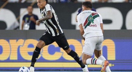 Botafogo vence o clássico com gols de Vitinho e Savarino