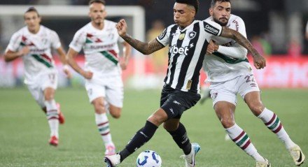 Equipe tricolor faz jogo ruim no Nilton Santos e é derrotada pelo rival por 2 a 0
