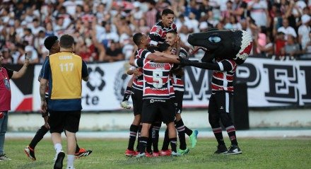 Thiago Galhardo em comemoração com os companheiros no primeiro gol marcado pelo Santa Cruz